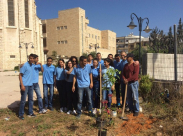  بالصور: مؤسسة الرابطة تزرع أشجار الحمضيات في مدرسة تراسنطا الابتدائية والثانوية بيافا